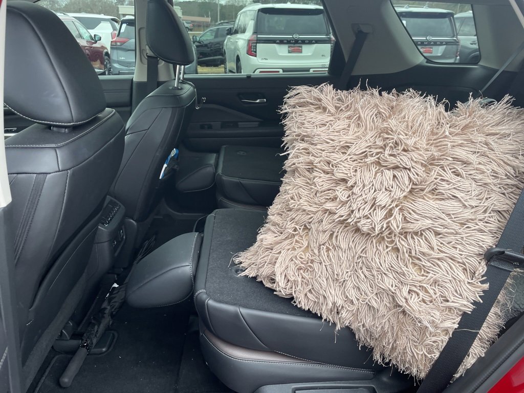 Used 2024 Nissan Pathfinder Platinum image 14