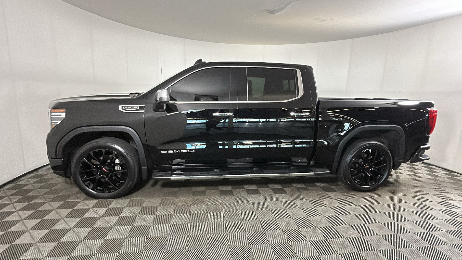 Used 2024 GMC Sierra 1500 Denali w/ Technology Package AWD/4WD image 7