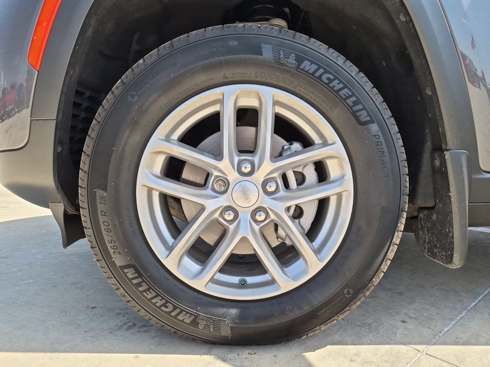 Used 2025 Jeep Grand Cherokee Laredo RWD image 28