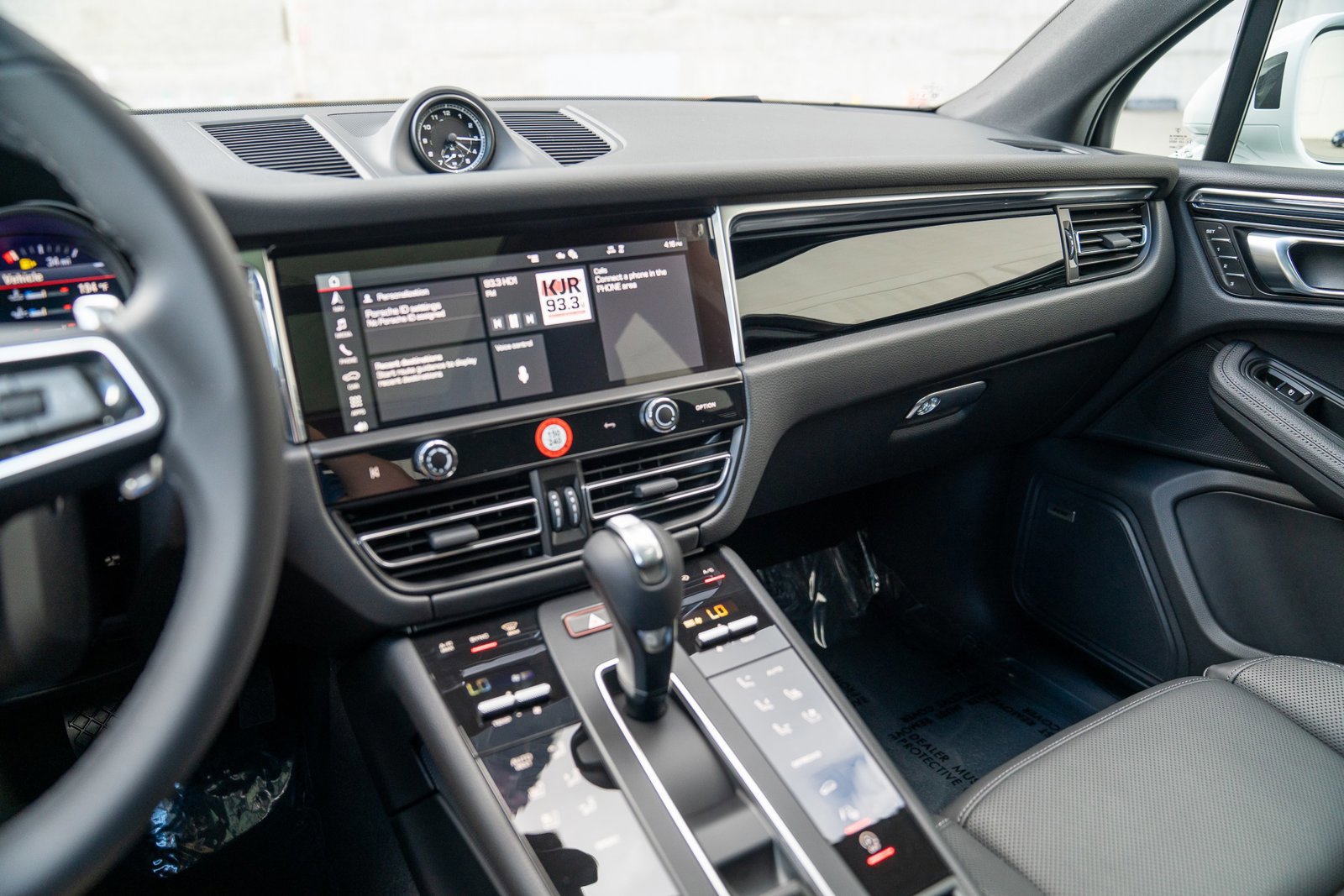 Certified 2025 Porsche Macan image 14