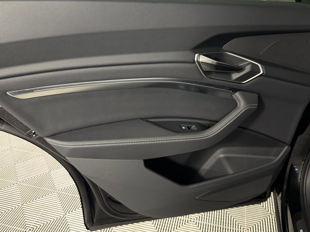 Used 2024 Audi Q8 e-tron Premium image 27