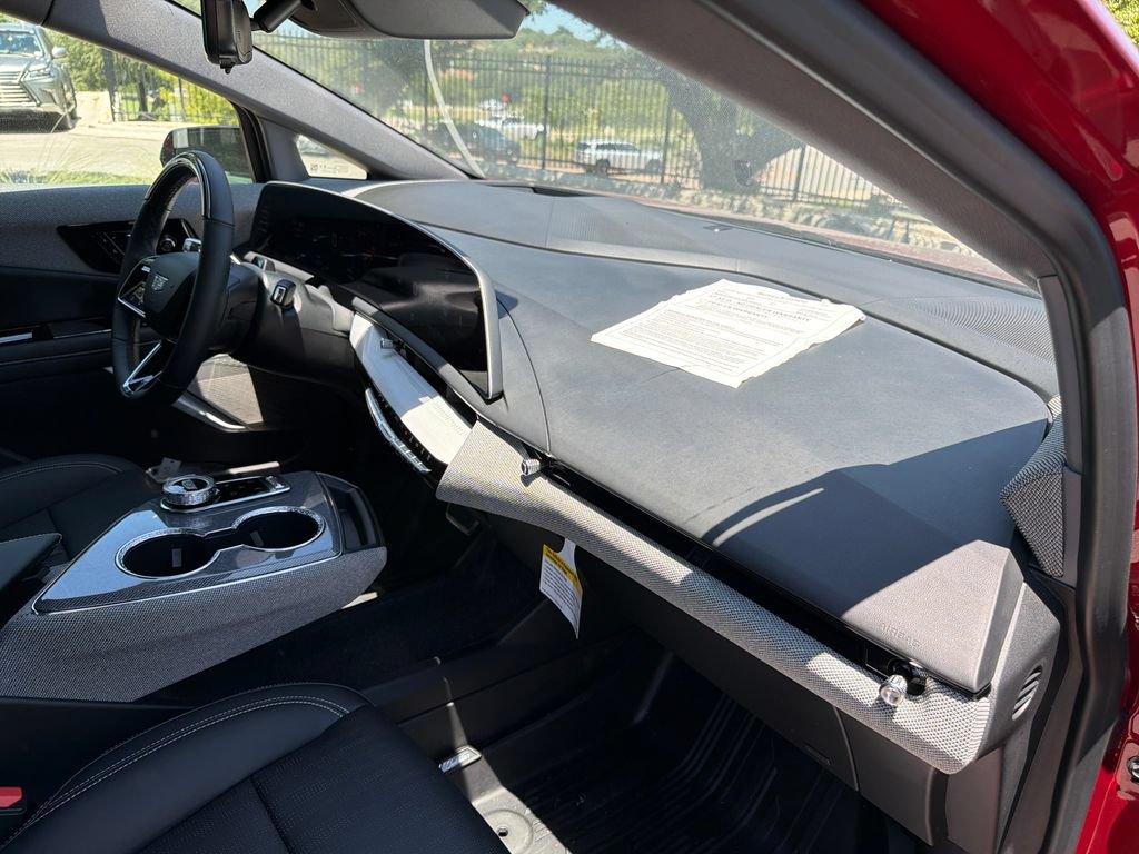 Certified 2025 Cadillac Optiq Sport 2 w/ LPO, Floor Liner Package AWD/4WD image 39