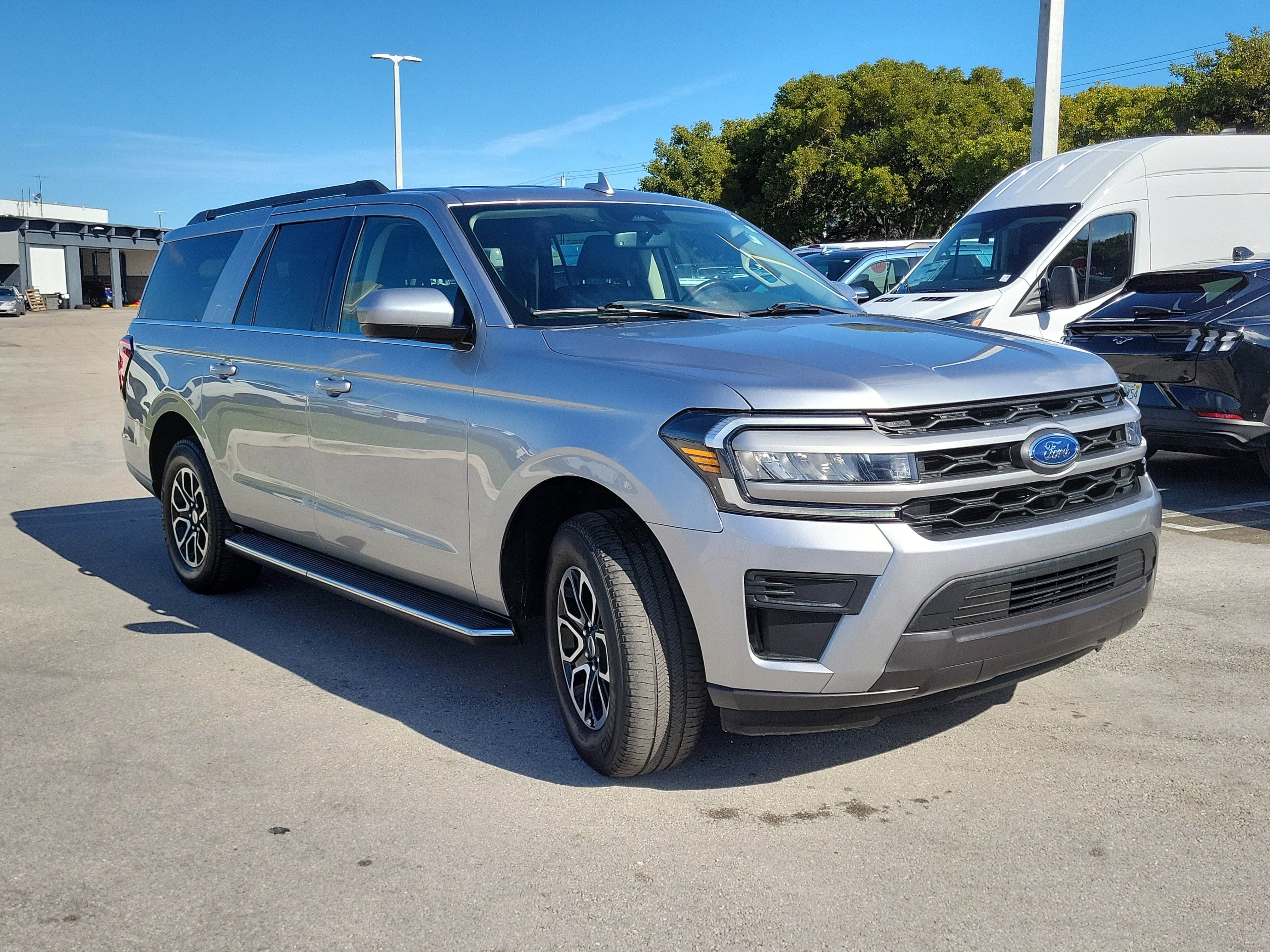Used 2023 Ford Expedition Max XLT image 3