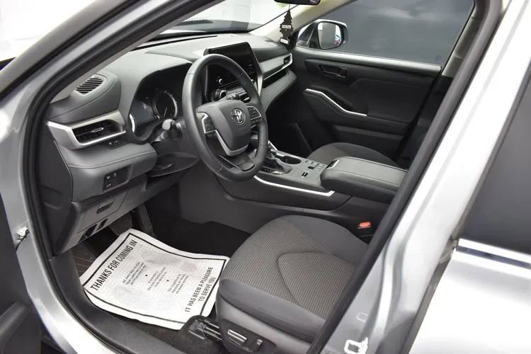Used 2025 Toyota Highlander LE FWD image 14