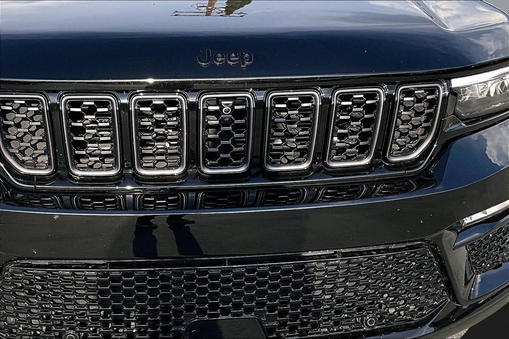 Used 2025 Jeep Grand Cherokee Summit w/ Obsidian Package AWD/4WD image 28