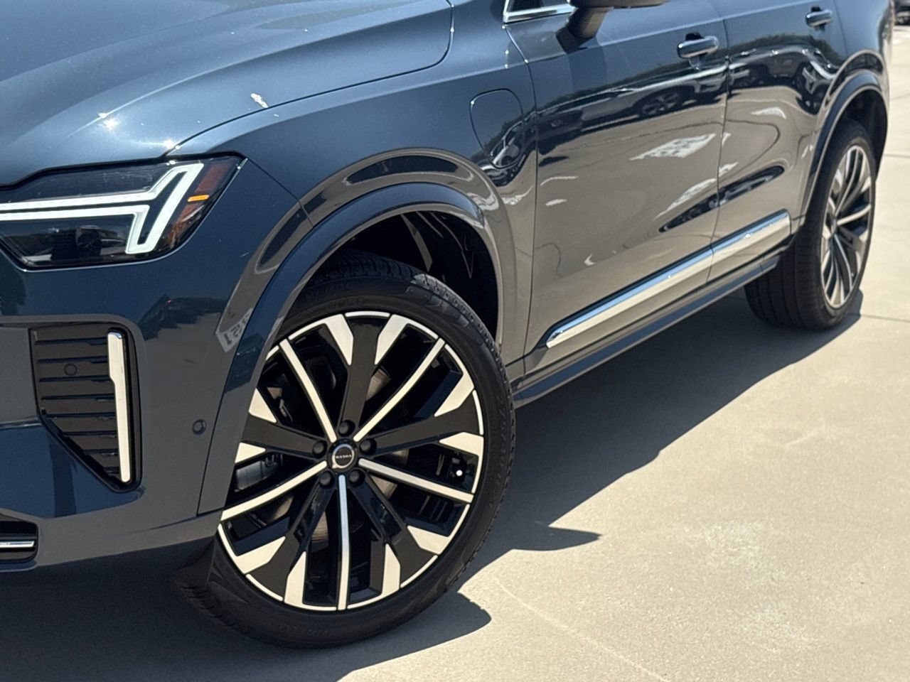 New 2026 Volvo XC90 T8 Ultra w/ Protection Package Premier AWD/4WD image 5