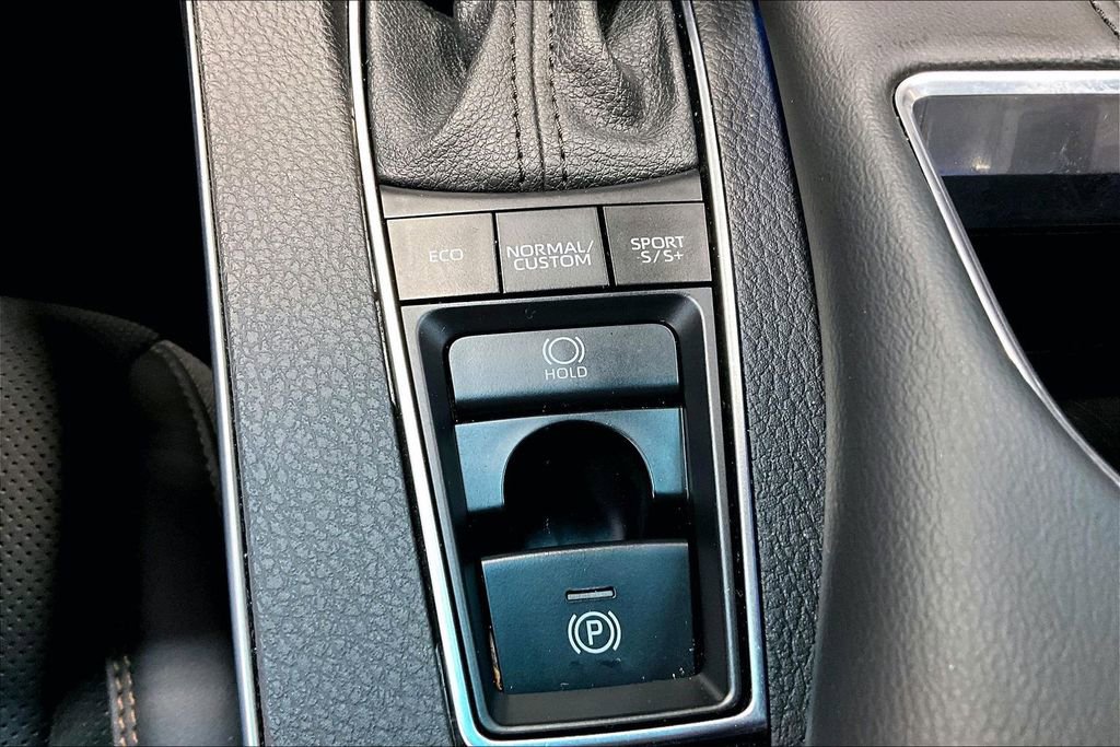 Used 2022 Toyota Avalon Touring w/ Advanced Safety Package image 16