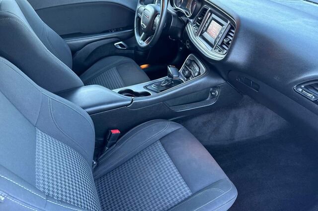 Used 2016 Dodge Challenger SXT image 15