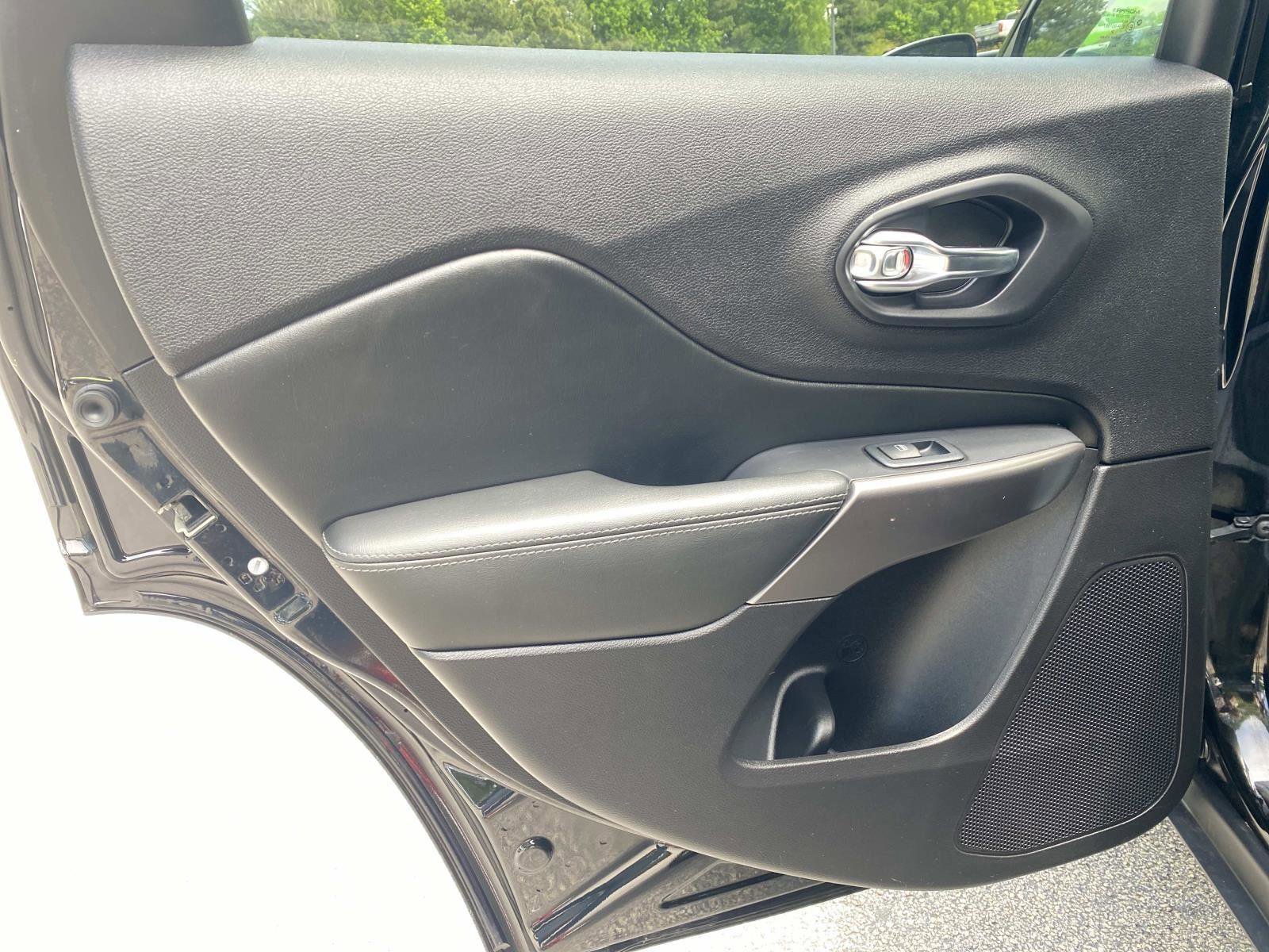 Used 2020 Jeep Cherokee Limited FWD image 18