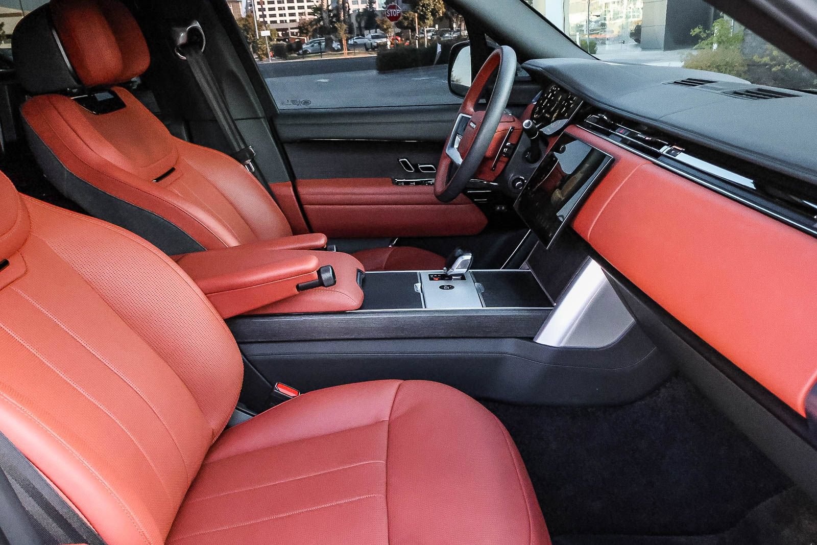 Certified 2024 Land Rover Range Rover SV AWD/4WD image 16