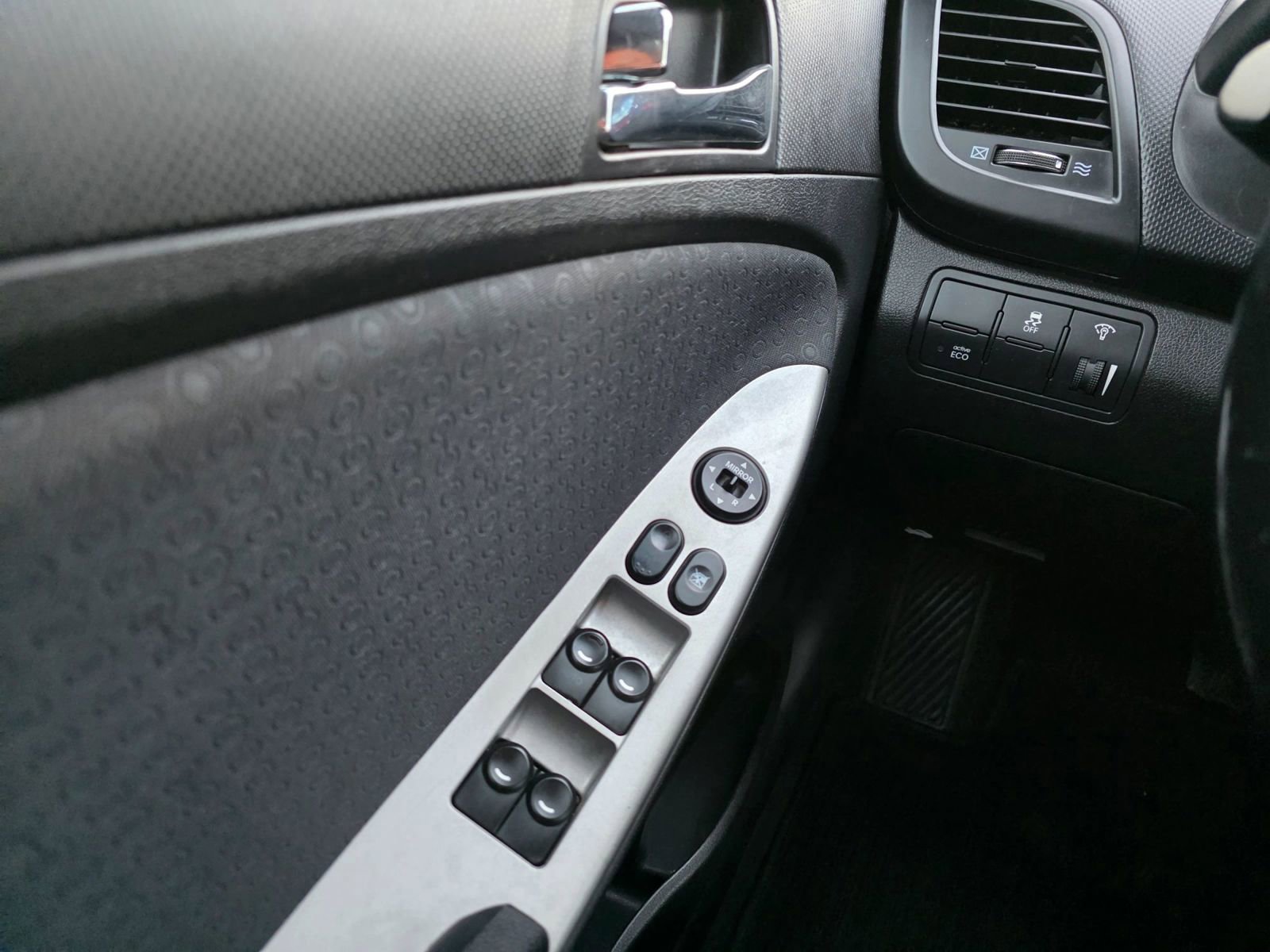 Used 2014 Hyundai Accent SE w/ Option Group 3 FWD image 19