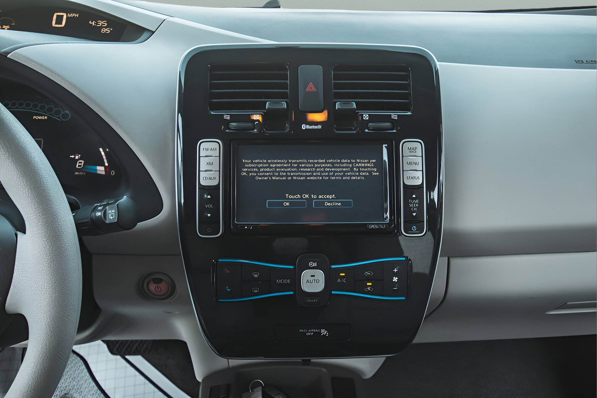 Used 2011 Nissan Leaf SL image 9