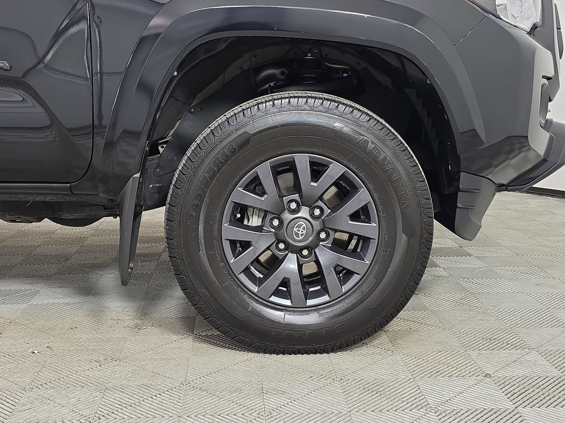 Used 2022 Toyota Tacoma SR5 w/ SR5 Appearance Package (SM) RWD image 9