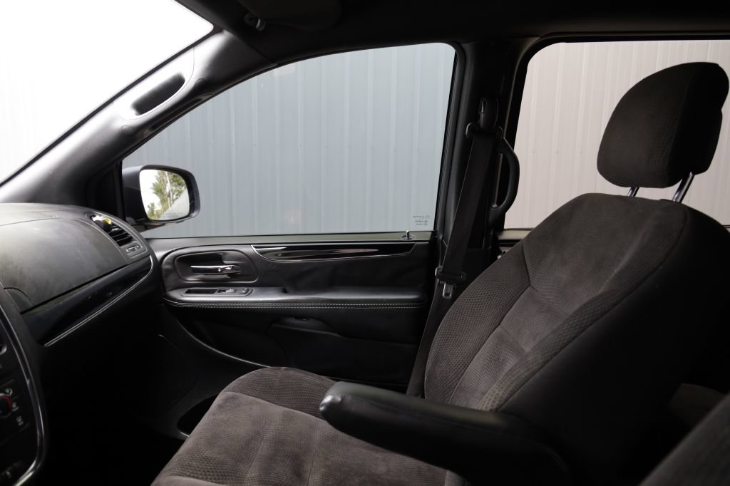 Used 2018 Dodge Grand Caravan SE FWD image 14