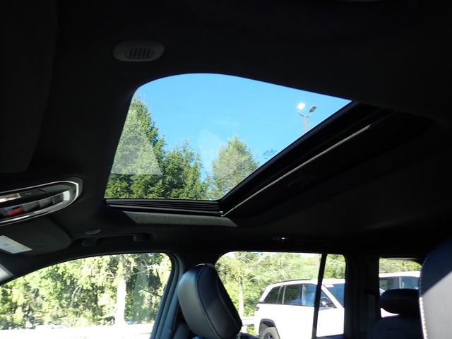 New 2025 Jeep Grand Cherokee Altitude image 16