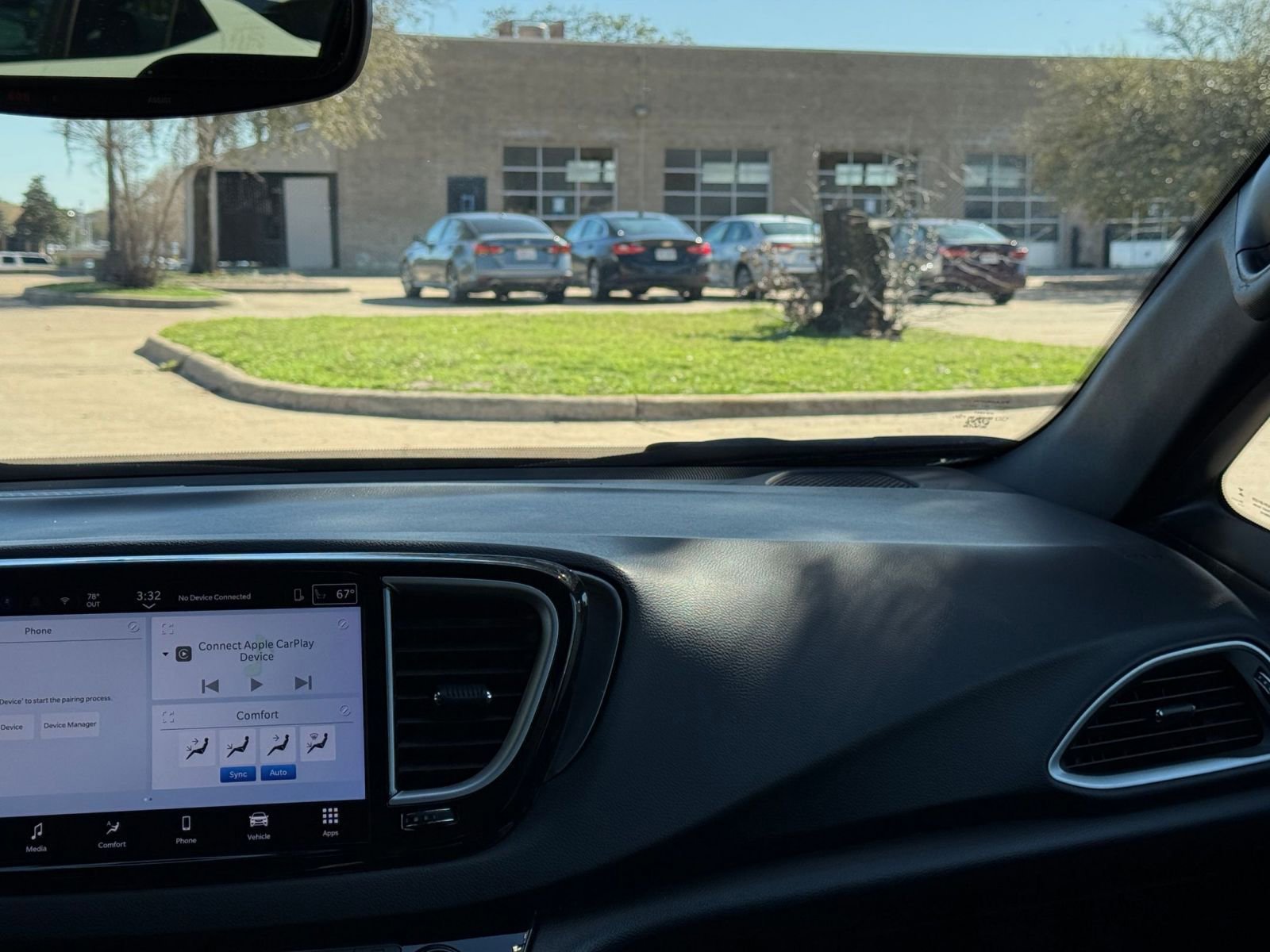 Used 2025 Chrysler Pacifica Select image 37