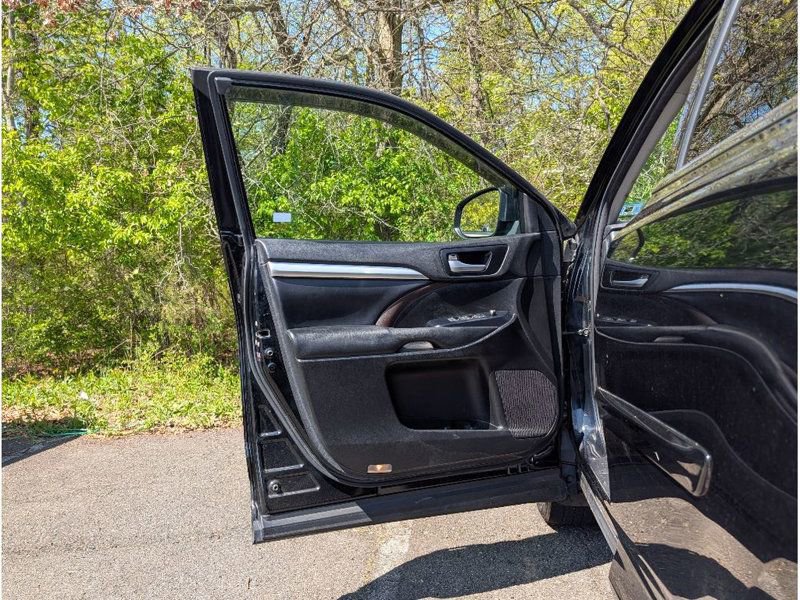 Used 2018 Toyota Highlander XLE AWD/4WD image 10