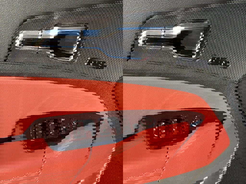 Used 2025 Kia Sportage SX image 10