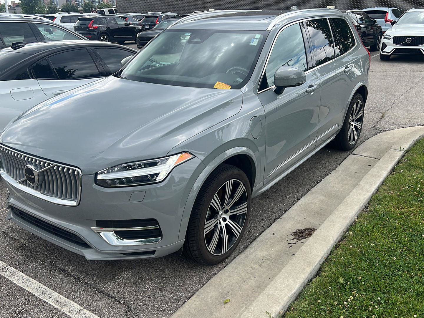 Certified 2025 Volvo XC90 T8 Core w/ Climate Package AWD/4WD image 1