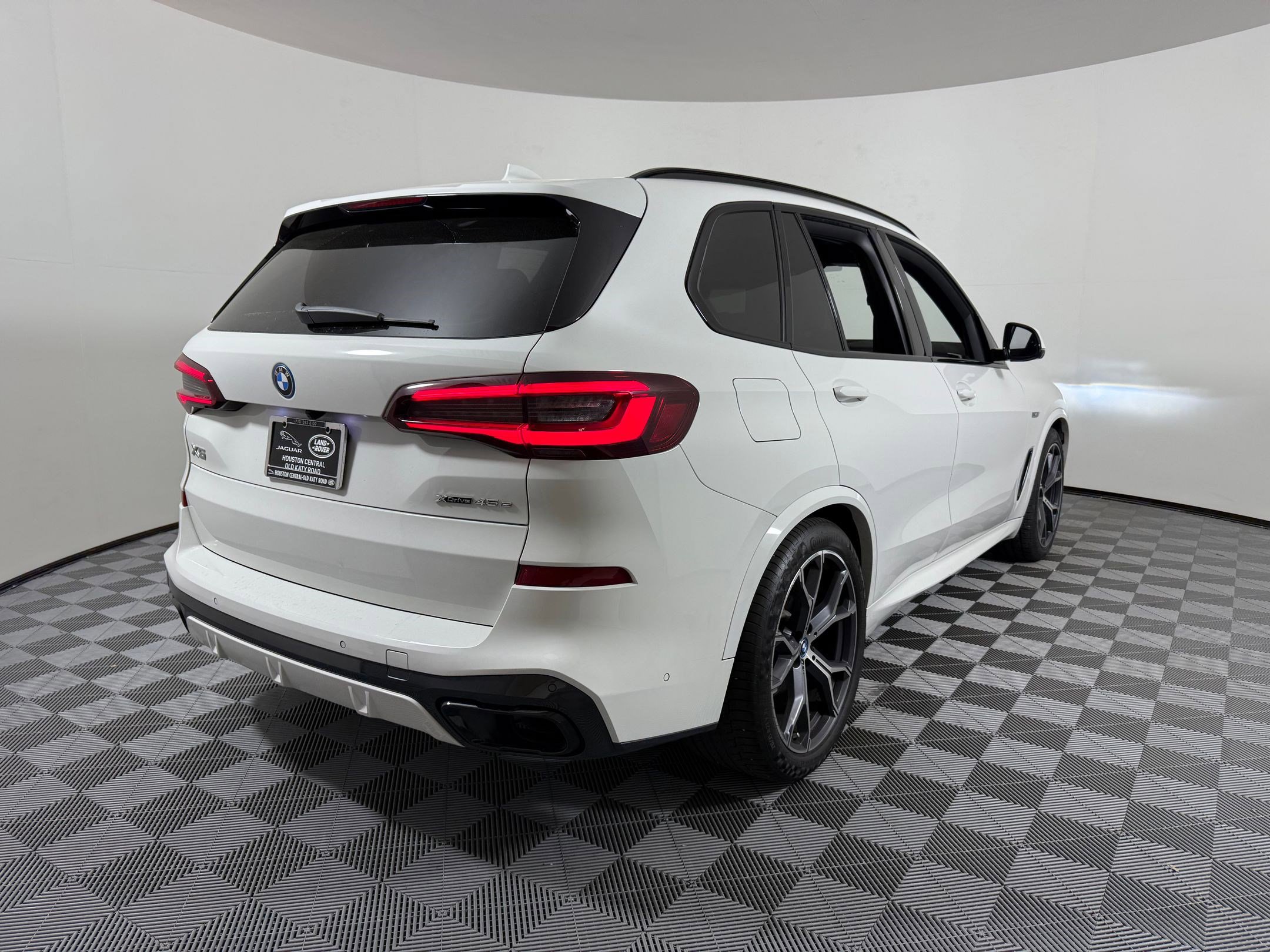 Used 2022 BMW X5 xDrive45e w/ M Sport Package image 9