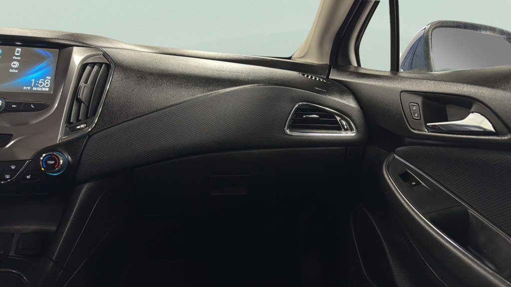 Used 2018 Chevrolet Cruze LT w/ Convenience Package image 16