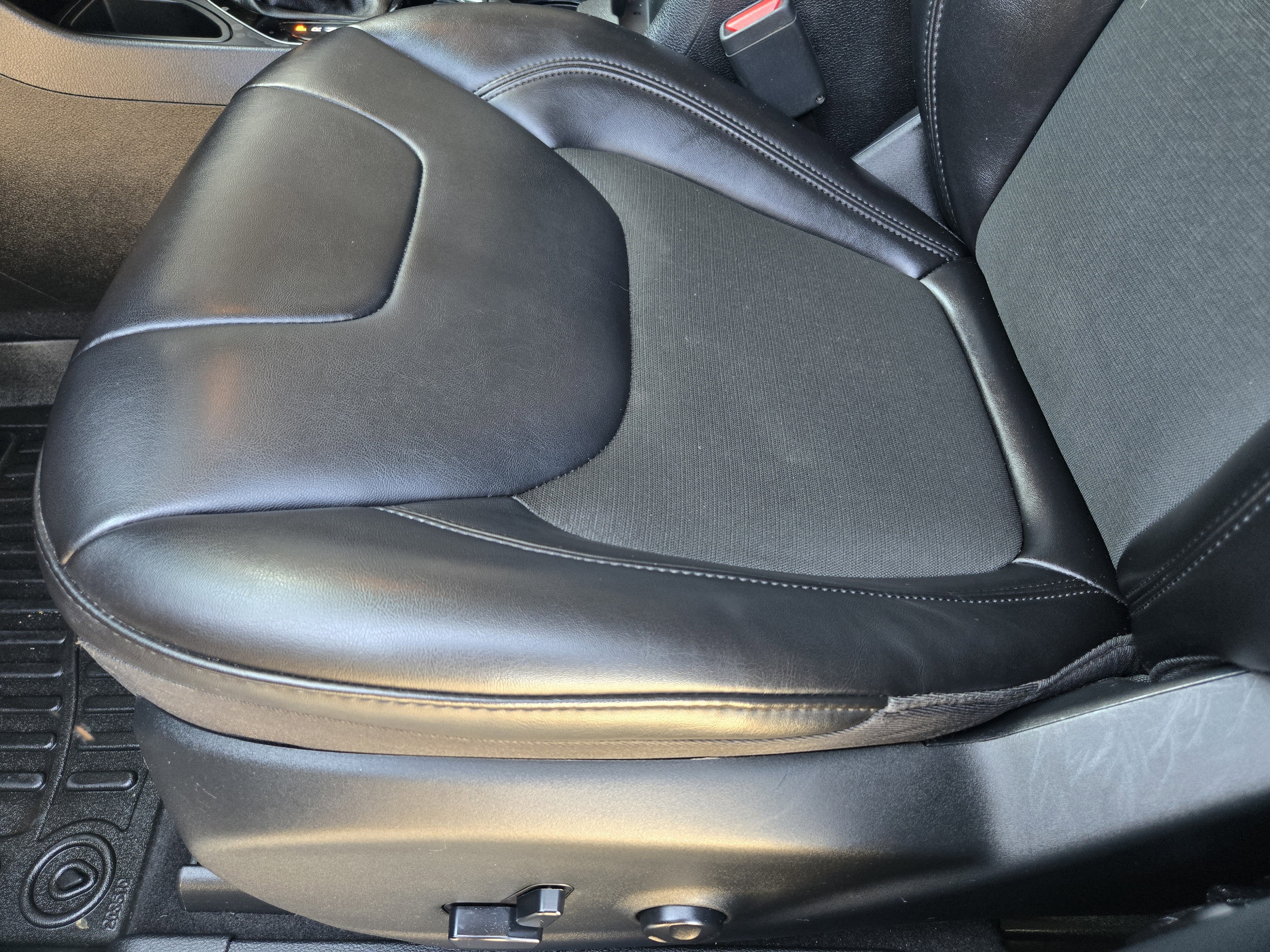 Used 2020 Jeep Cherokee Latitude Plus FWD image 19