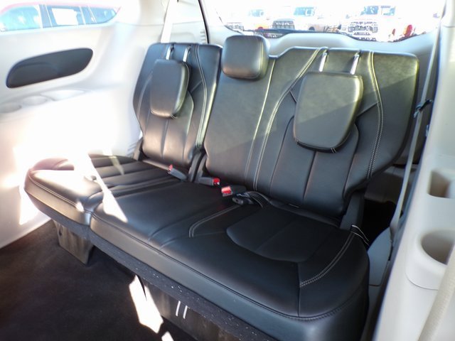 Used 2024 Chrysler Pacifica Touring-L image 9