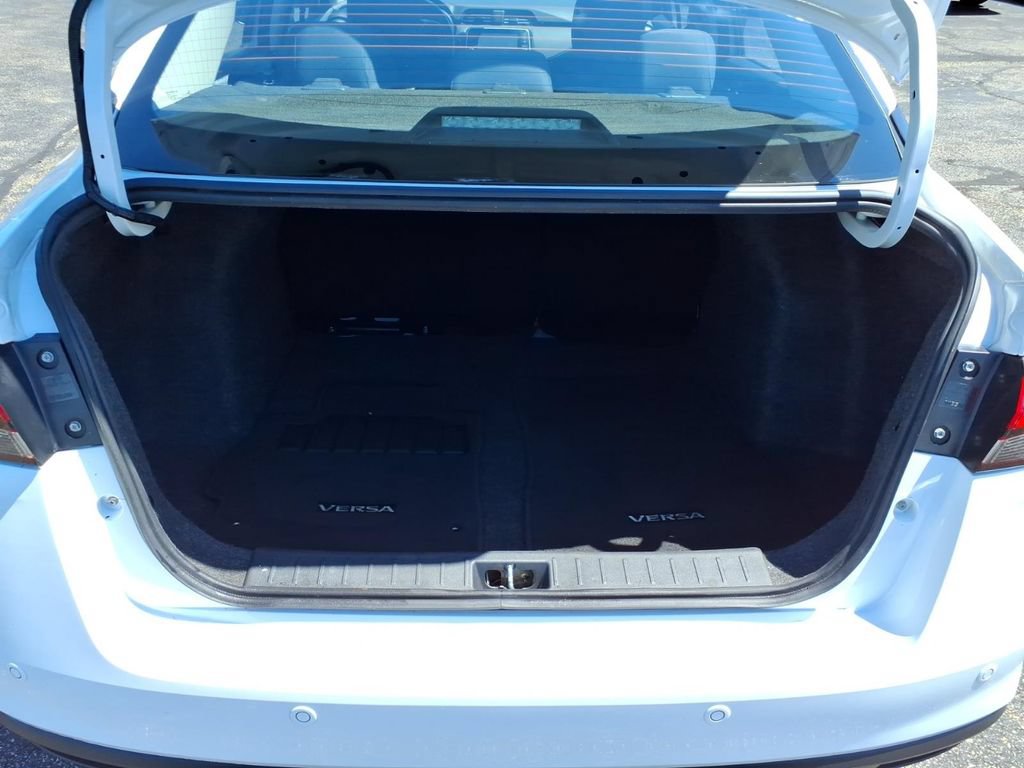 Used 2022 Nissan Versa S FWD image 11