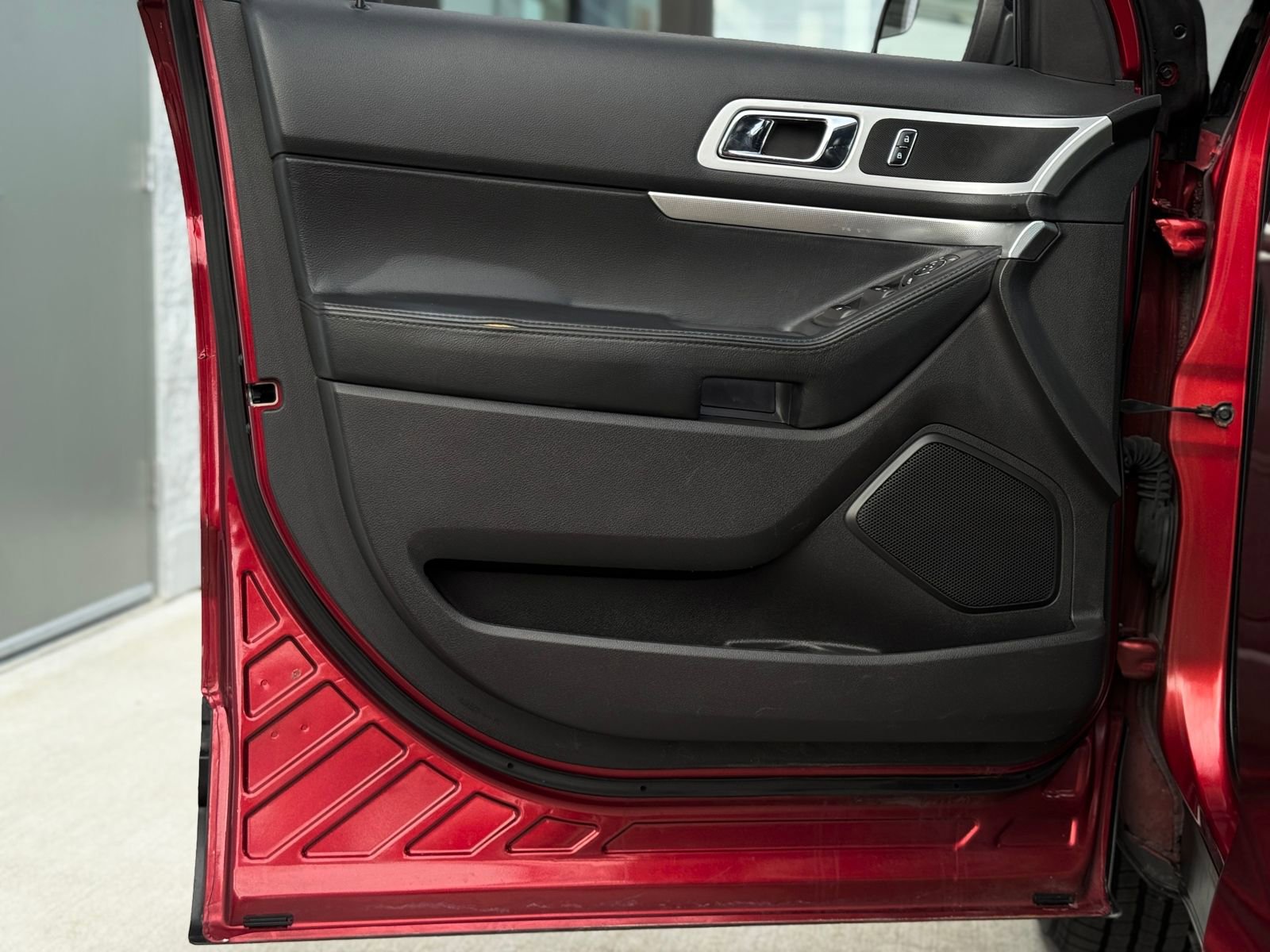 Used 2015 Ford Explorer XLT w/ Equipment Group 202A image 12