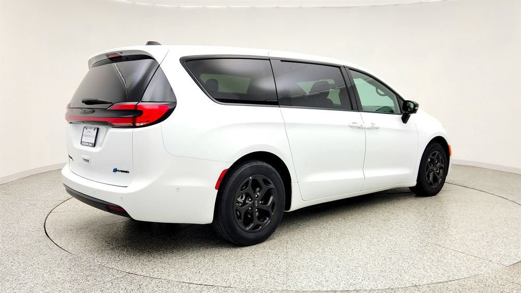 Used 2024 Chrysler Pacifica Limited FWD image 5