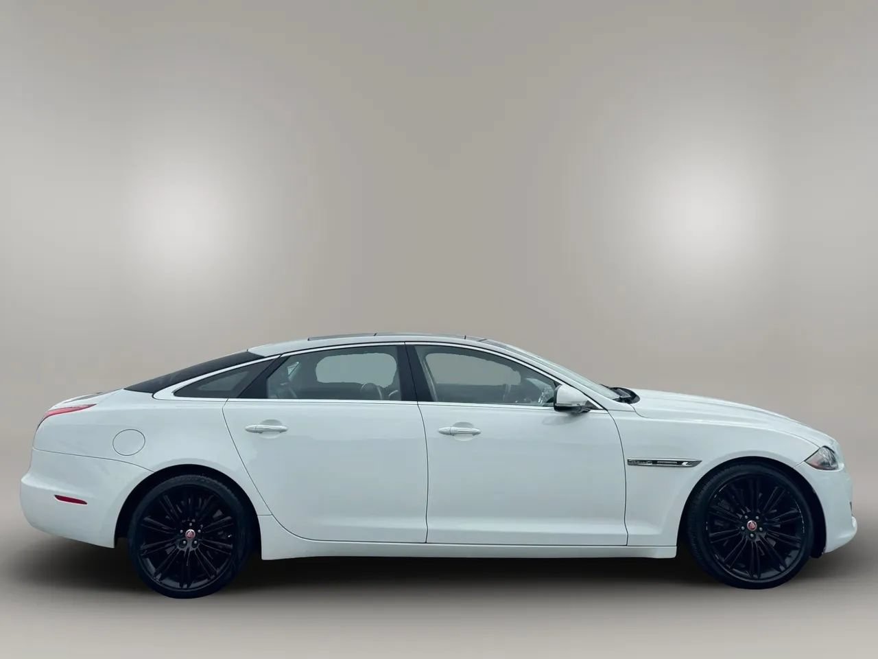 Used 2016 Jaguar XJ L Supercharged RWD image 4