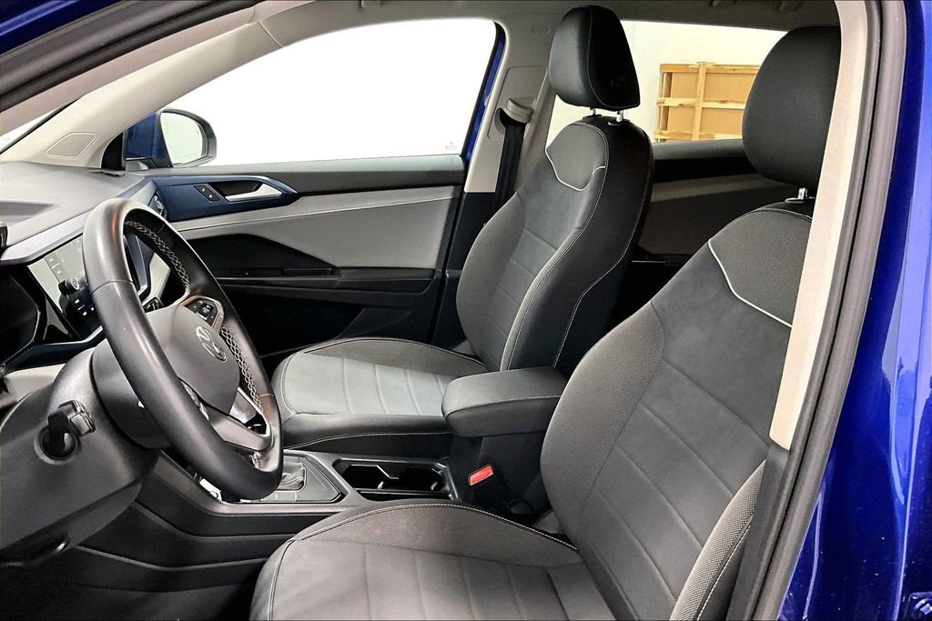 Used 2024 Volkswagen Taos SE image 33