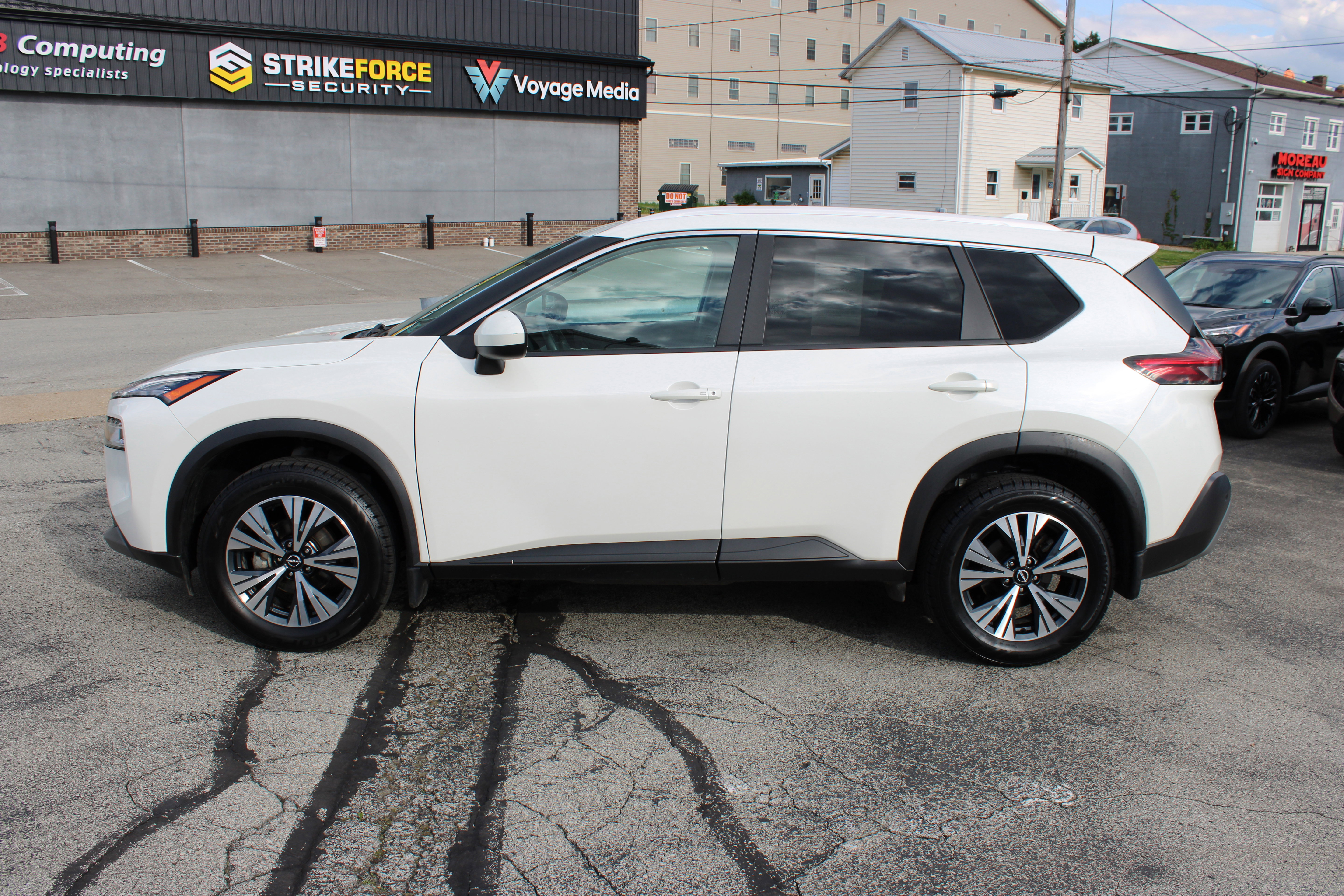 Certified 2023 Nissan Rogue SV w/ SV Premium B Package AWD/4WD image 2