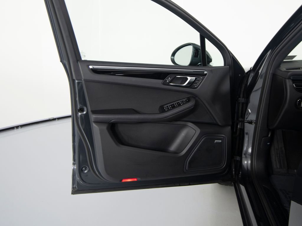 Certified 2025 Porsche Macan image 19