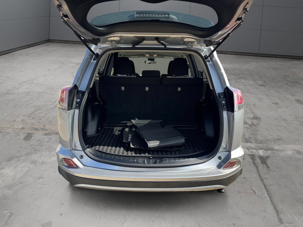Used 2018 Toyota RAV4 LE AWD/4WD image 19