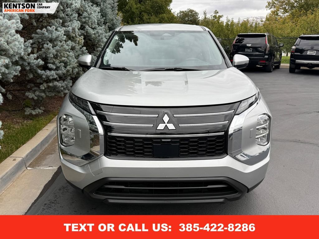 Used 2025 Mitsubishi Outlander ES image 2
