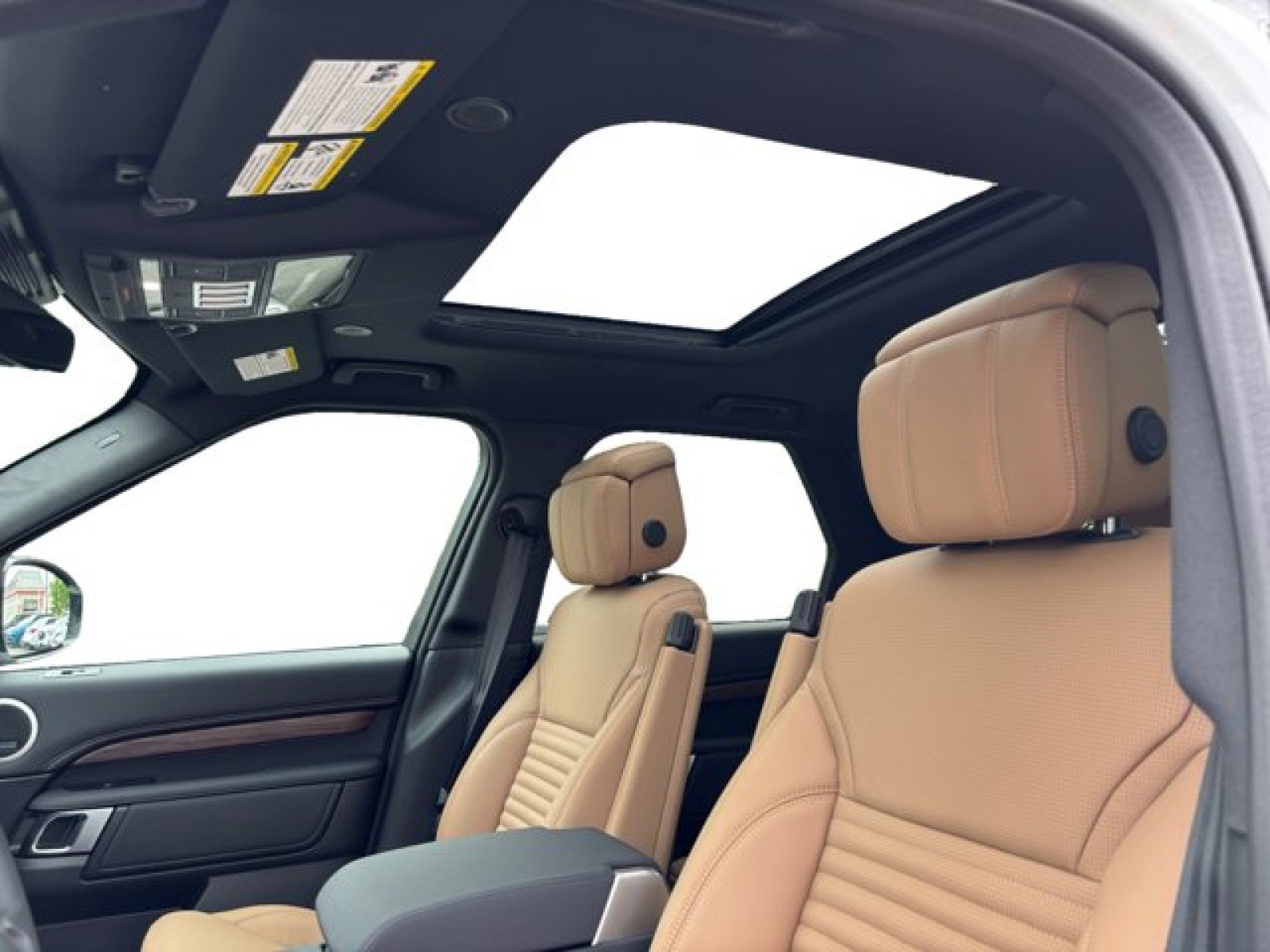 New 2025 Land Rover Discovery Dynamic SE image 12