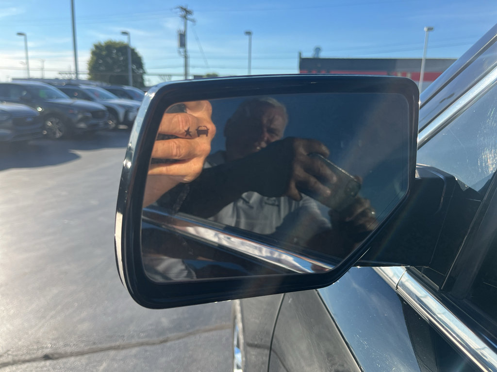 Used 2018 GMC Yukon XL SLT w/ Premium Edition AWD/4WD image 9