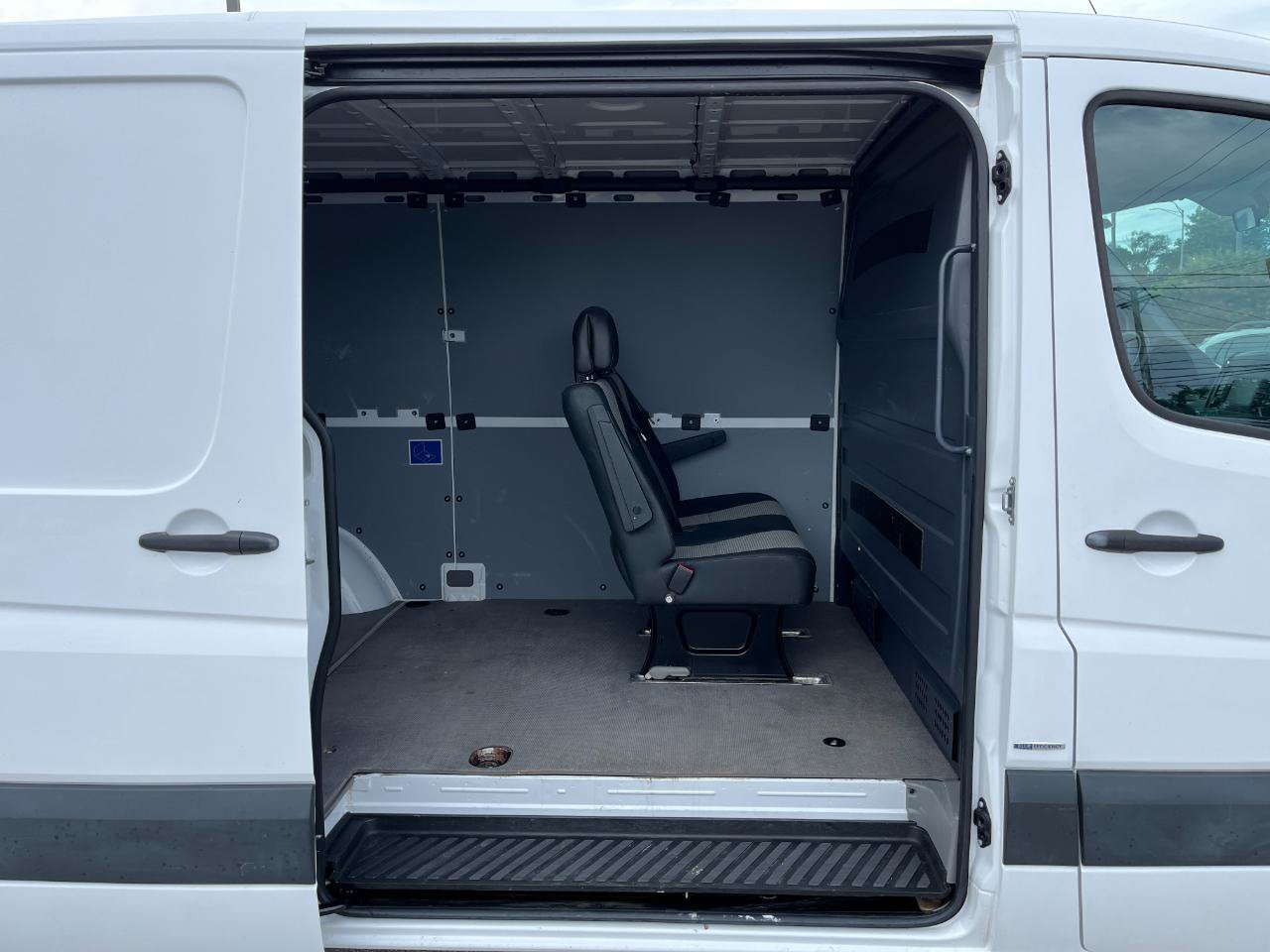Used 2015 Mercedes-Benz Sprinter 2500 image 16