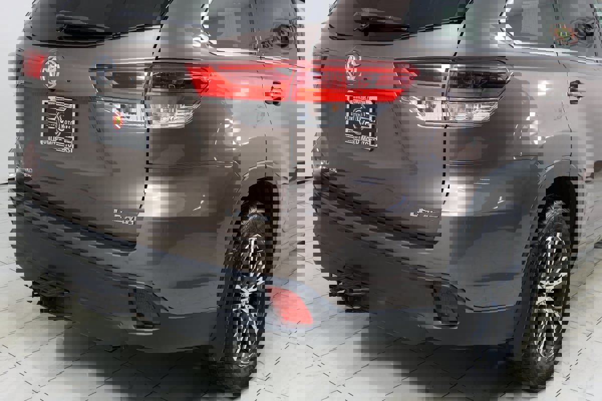 Used 2017 Toyota Highlander Plus image 42