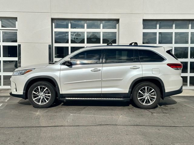 Used 2019 Toyota Highlander XLE AWD/4WD image 3