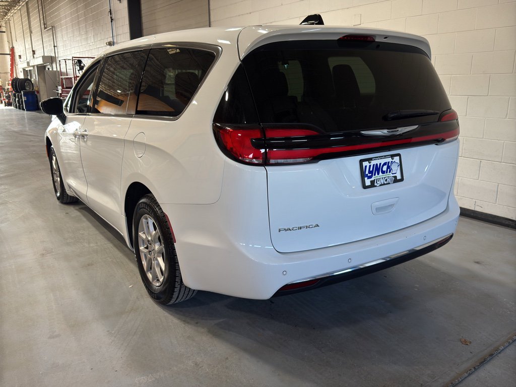 Used 2024 Chrysler Pacifica Touring-L image 3
