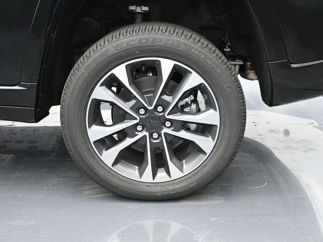 Used 2024 Jeep Grand Cherokee Overland w/ Advanced Protech Group III image 17