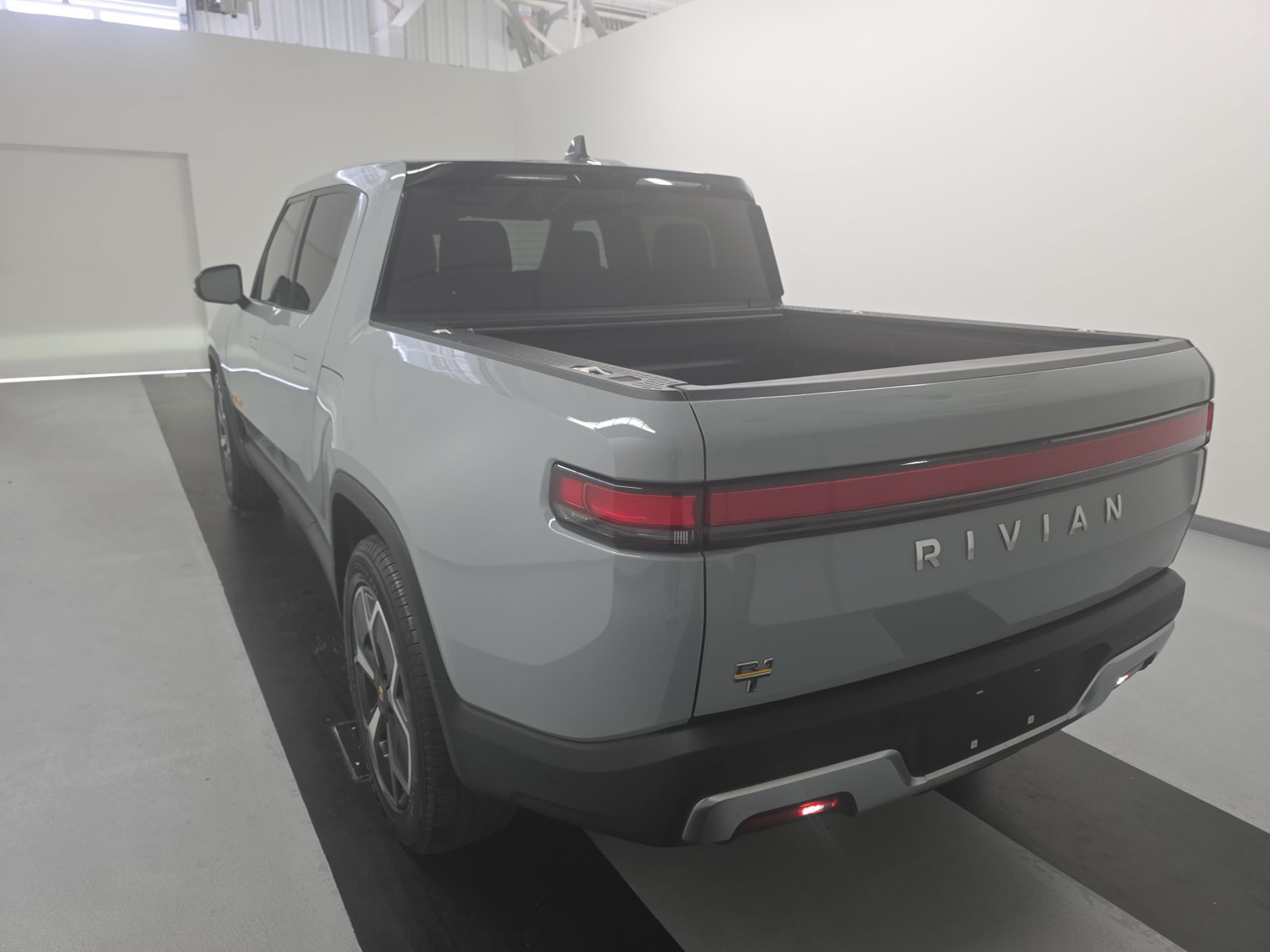 Used 2022 Rivian R1T Adventure AWD/4WD image 3