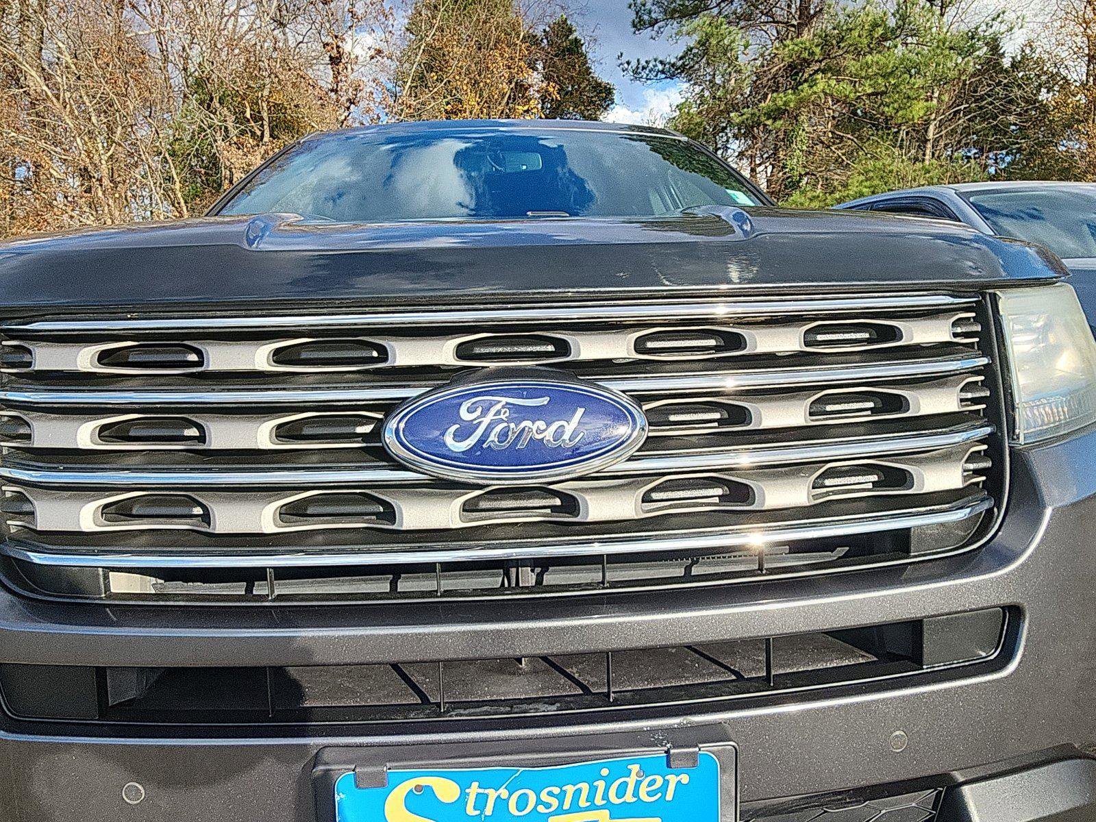 Used 2017 Ford Explorer XLT w/ Equipment Group 202A image 9