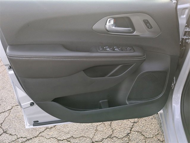 New 2026 Chrysler Pacifica Select image 9