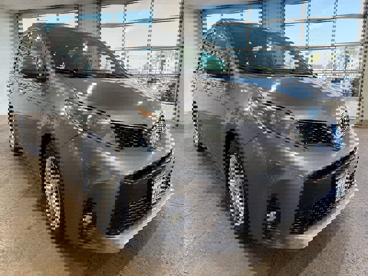 Used 2018 Toyota Sienna SE image 4