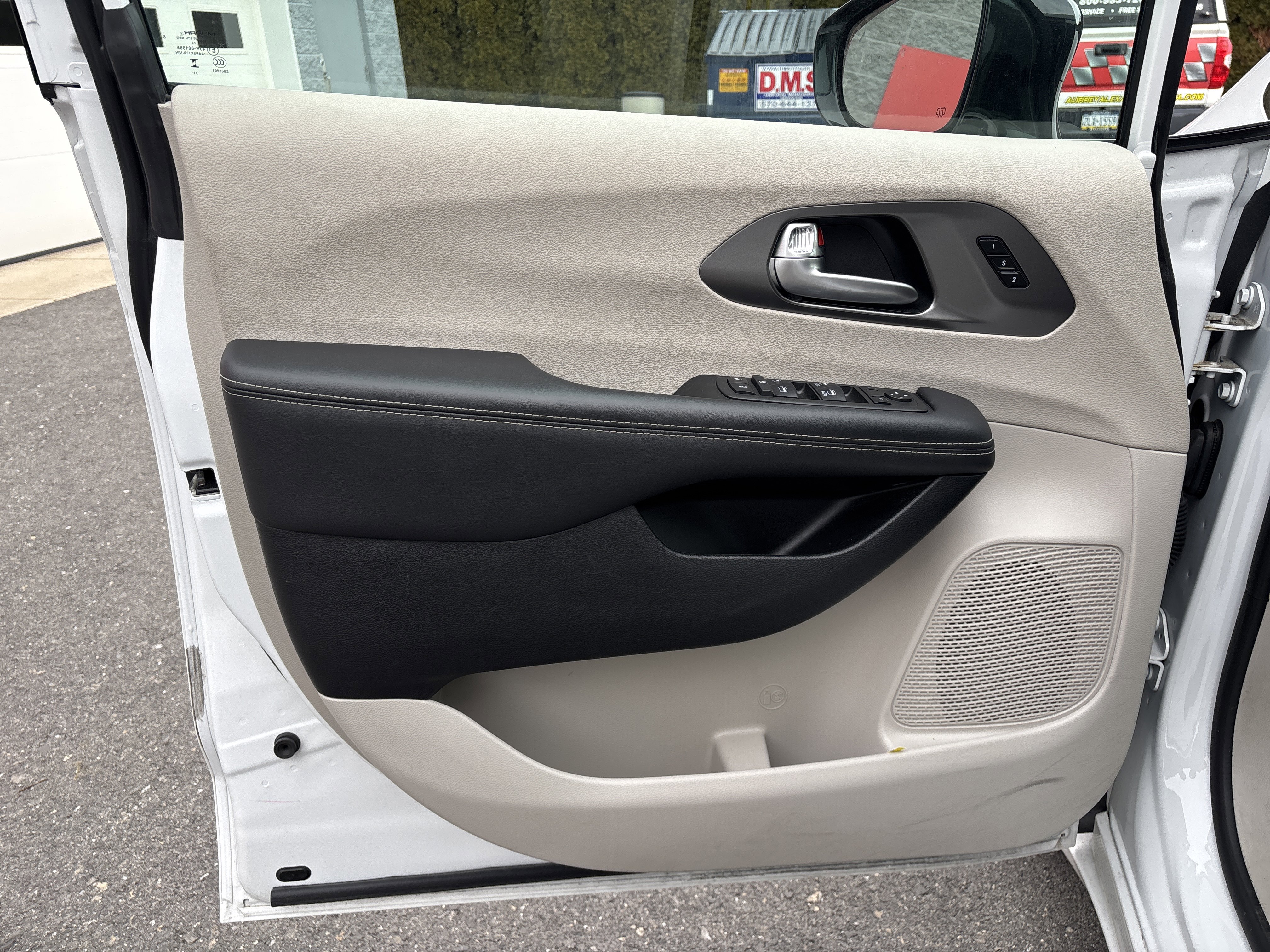 Used 2024 Chrysler Pacifica Touring-L image 17