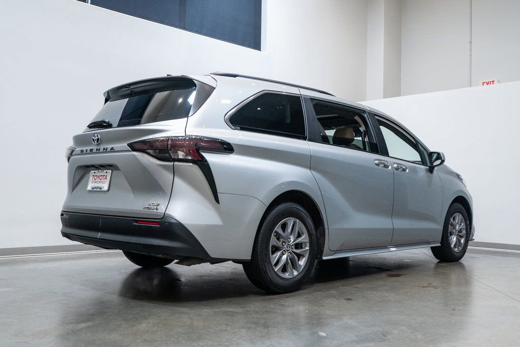 Used 2024 Toyota Sienna XLE image 9
