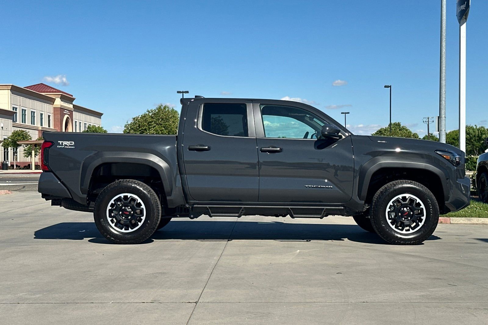 Used 2025 Toyota Tacoma TRD Off-Road AWD/4WD image 7